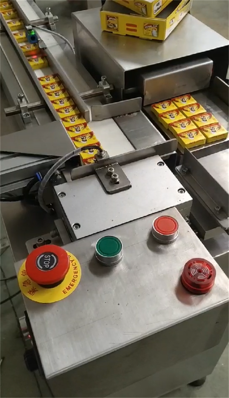 Semi-automatic cube tray packing machine